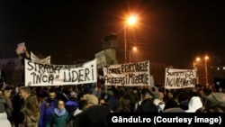 „Toate partidele, aceeași mizerie” arată dezamăgire. Dar e un slogan periculos. Partidele sunt expresia pluralismului fără de care nu poate exista democrație. Soluția este îmbunătățirea performanței sistemului democratic, nu eliminarea partidelor ce echivalează cu dictatura.