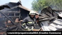 Un lucrător al serviciilor de urgență la locul atacului rusesc mortal de la Dnipro, 3 iulie 2024.
