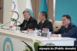 Тимур Кулибаев (в центре) и министр спорта Ермек Мыржакпаев (справа) на заседании НОК. Астана, 26 февраля 2024 года