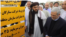 سفیر جمهوری اسلامی (سمت راست) در مراسم افتتاح  پروژه ساخت یک برج در چابهار توسط هیئت افغانستان