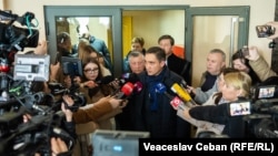 Alexandr Stoianoglo face primele declarații pentru presă după anunțarea deciziei de către judecătoria Buiucani, la 28 februarie.