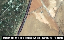 Satelitski snimak na kojem se vidi izgradnja zida duž granice Egipta i Pojasa Gaze pored grada Rafa, 15. februar 2024.