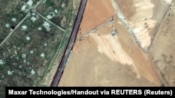 Një fotografi satelitore tregon ndërtimin e një muri përgjatë kufirit Egjipt-Gaza afër qytetit Rafah, 15 shkurt 2024.