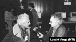Kasza László, a Szabad Európa Rádió riportere (j) interjút készít Krassó Györggyel, a Magyar Október Párt képviselőjével 1990. március 25-én