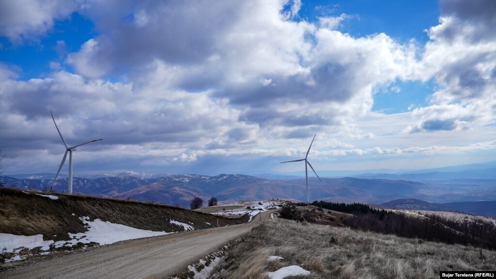 Kuvendi i Kosovës miratoi Strategjinë për Energji 2022-2031 në mars të këtij viti. Në bazë të saj, Kosova synon që deri në vitin 2031 të arrijë që 35 për qind të nevojave për energji, t&rsquo;i gjenerojë nga energjia e ripërtërishme.