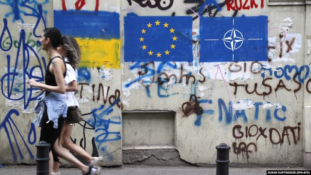 FOTGrafiti na zidu u starom gradu Tbilisija prikazuju zastave Ukrajine, EU i NATO-a 23. maja