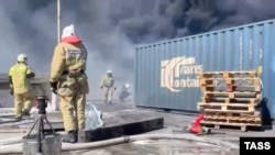 Новороссийск, тушение пожара в грузовом терминале, фотография МЧС России