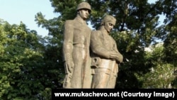 Скульптури радянського солдата і партизана. Пам'ятник-меморіал воїнам Радянської армії у Виноградові на Закарпатті, споруджений у 1971 році