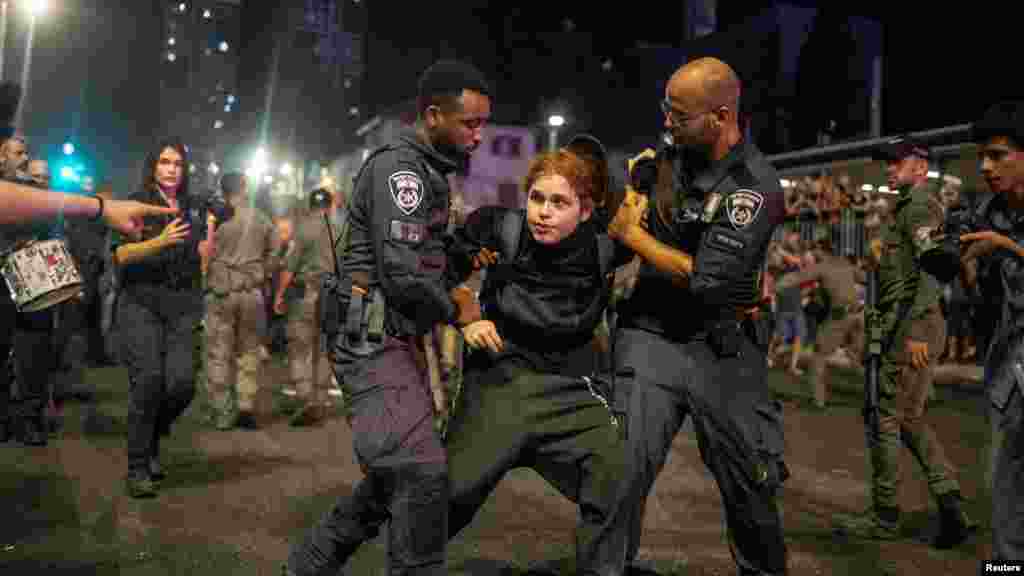 Rendőrök vesznek őrizetbe egy tüntetőt a gázai túszok szabadon bocsátását követelő tüntetésen Tel-Avivban 2024. június 16-án