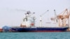 Кораб акостира за разтоварване в йеменското пристанище Ходейда, контролирано от хутите, 15 юли 2023 г. Снимката е илюстративна.