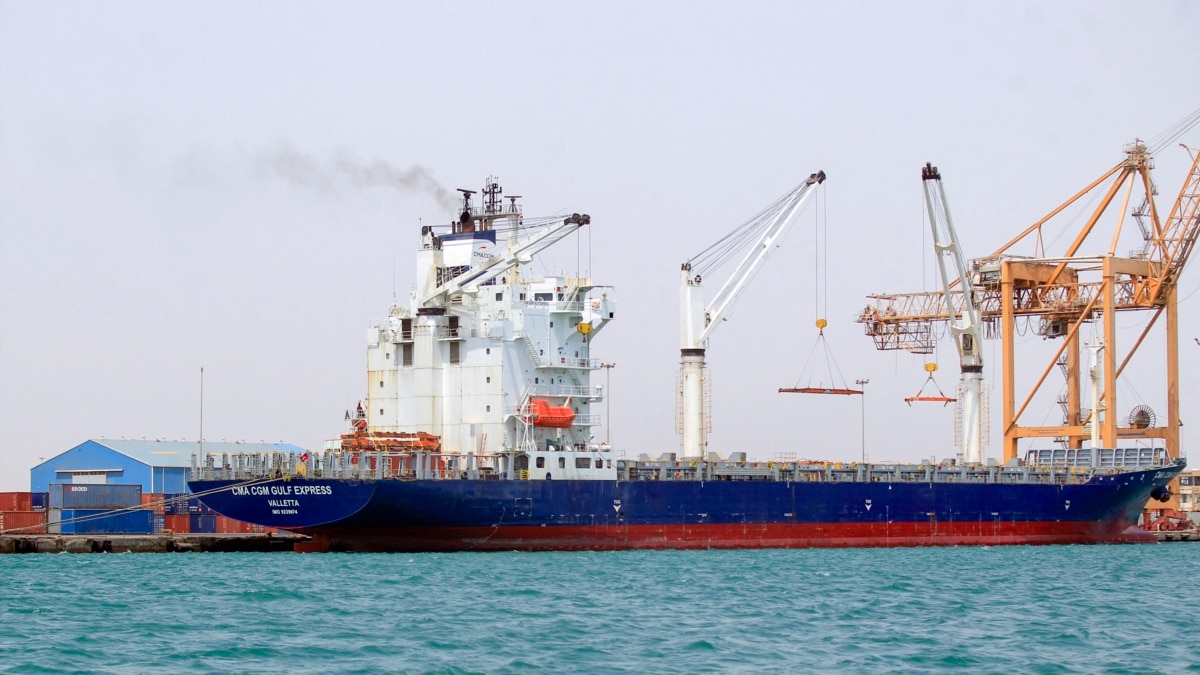 Товарен кораб е бил отвлечен от йеменски хуси в Червено