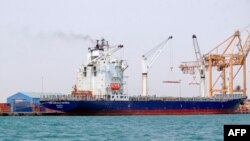 Кораб акостира за разтоварване в йеменското пристанище Ходейда, контролирано от хутите, 15 юли 2023 г. Снимката е илюстративна.