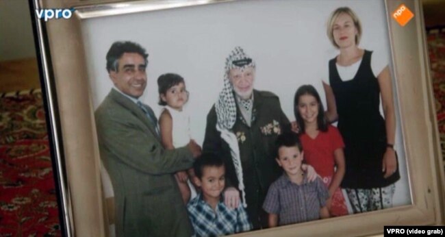 سیگرید کاگ به همراه همسرش انیس القاق و فرزندان‌شان در دیداری با یاسر عرفات