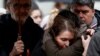Рідні та близькі оплакують убитих у Карловому університеті внаслідок нападу стрільця, вчиненого 21 грудня. Прага, Чехія. 22 грудня 2023 рік