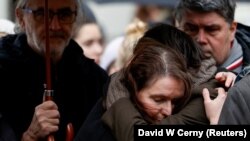 Рідні та близькі оплакують убитих у Карловому університеті внаслідок нападу стрільця, вчиненого 21 грудня. Прага, Чехія. 22 грудня 2023 рік