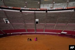 Borci s bikovima vježbaju u areni Plaza de Toros Mexico u Mexico Cityju, 12. decembra 2023.