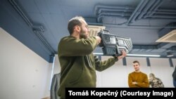 Томаш Копечний із антидроновою рушницею під час візиту до України. 28 березня 2023 року