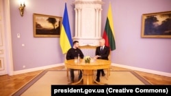 Президент України Володимир Зеленський (ліворуч) і президент Литви Гітанас Науседа. Вільнюс, 10 січня 2024 року 