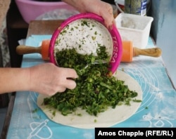 Беженка из Нагорного Карабаха готовит женгялов хац в Эчмиадзине недалеко от Еревана