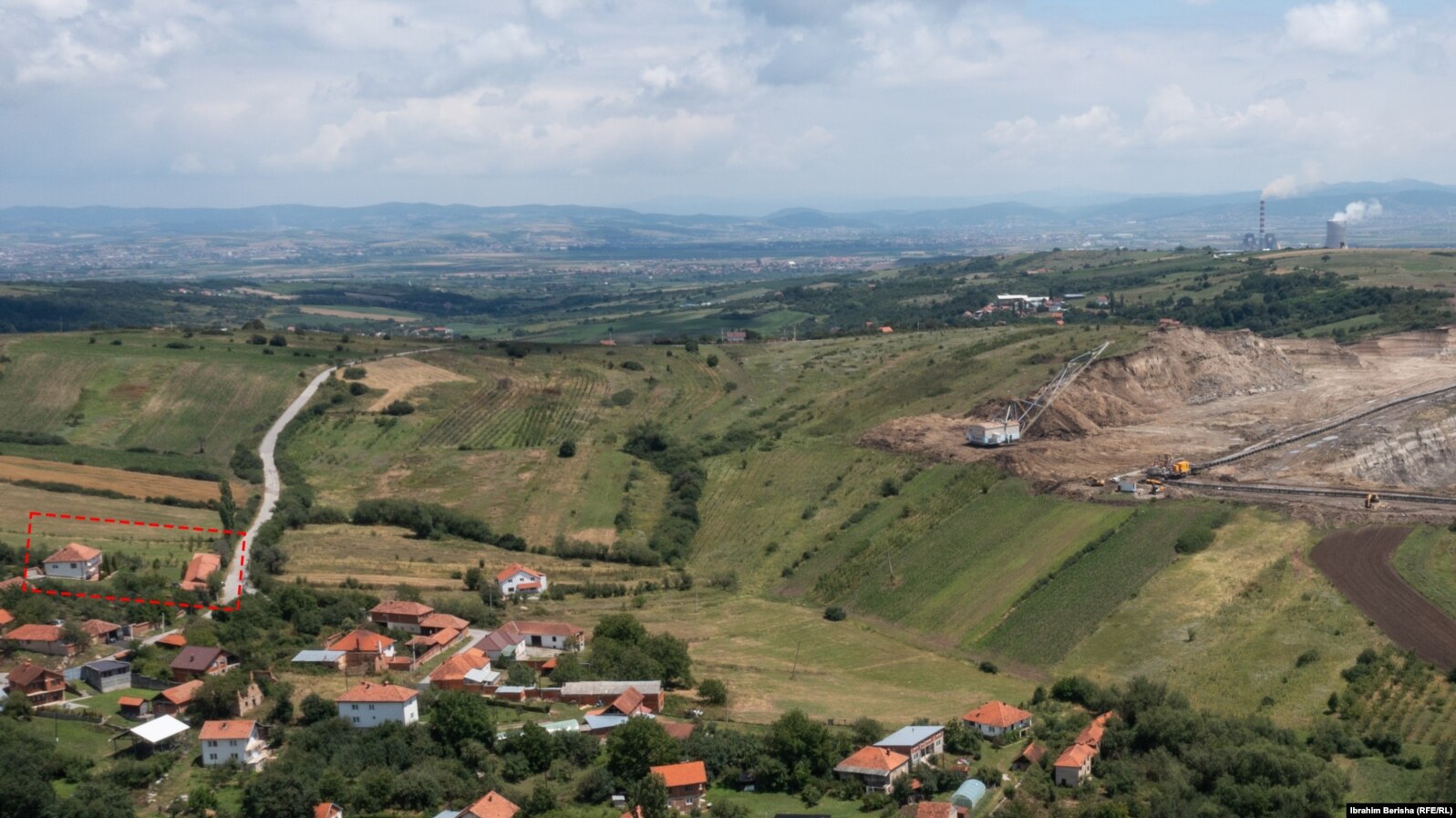 Fshati Shipitullë në afërsi të mihjes së qymyrit. Shtëpia dhe prona e Fatmir Mjekiqit është shenjëzuar me të kuqe.