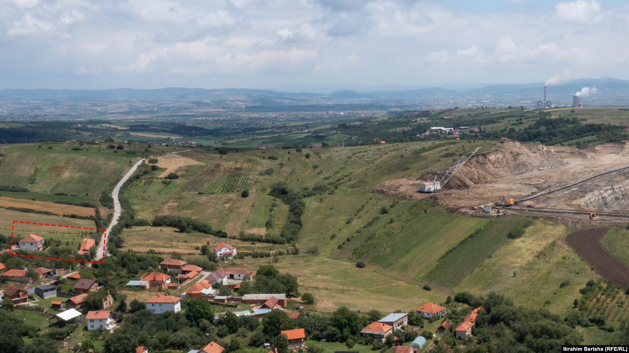 Fshati Shipitullë në afërsi të mihjes së qymyrit. Shtëpia dhe prona e Fatmir Mjekiqit është shenjëzuar me të kuqe.
