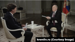 Владимир Путин (справа) даёт интервью Такеру Карлсону 
