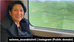 Президентка Грузії Саломе Зурабішвілі подорожує потягом Європою без дозволу уряду Грузії, намагаючись вибити для своєї країни статус кандидата в ЄС. Вересень 2023 року