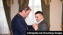 Nicolae Ionichi, decorat de Mitropolitul Vladimir cu ordinul bisericesc „Sf. Paisie Velicicovschi”, gradul II, martie 2016.