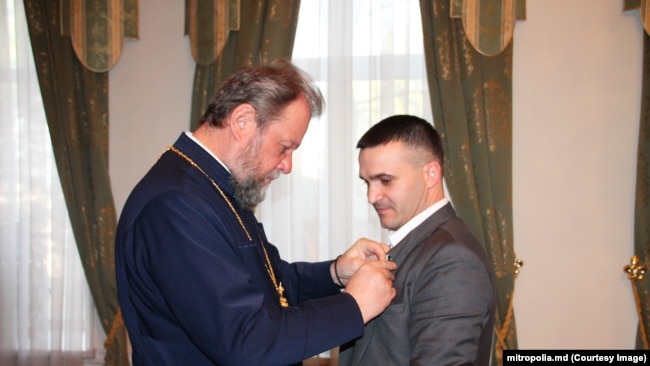 Nicolae Ionichi, decorat de Mitropolitul Vladimir cu ordinul bisericesc „Sf. Paisie Velicicovschi”, gradul II, martie 2016.