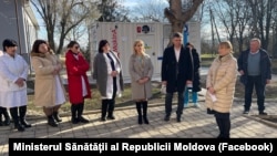 Ministra Sănătății, Ala Nemerenco (în față, a doua din stânga), la evenimentul de inaugurare a unei stații de producere a oxigenului medical la Spitalul Raional Cimișlia, 19 decembrie 2023.