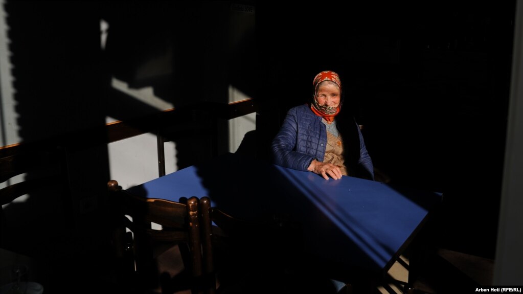 Biljana Jonuzi, banore e fshatit Borje në Shqipëri, ulur në kafenenë e saj.