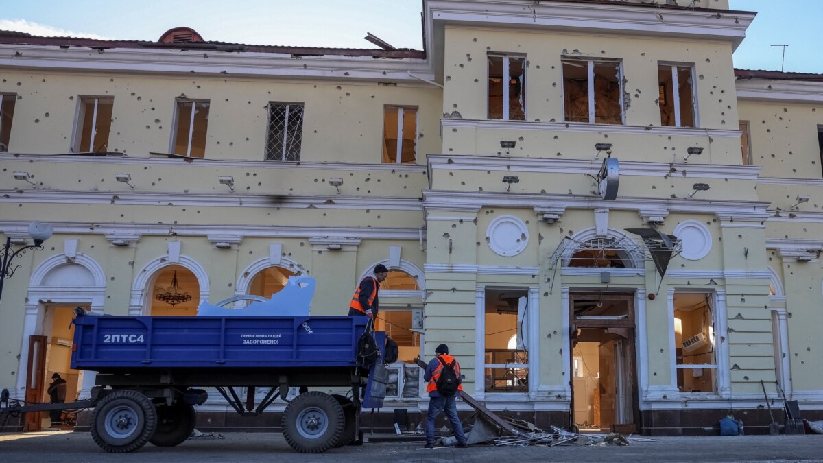 після обстрілу вокзал у Херсоні відновлюється, рейси прибувають за графіком