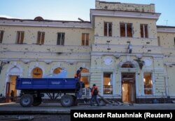 Испещренное следами от обстрелов здание железнодорожного вокзала Херсона. 29 декабря 2023 года