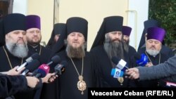 Vicarul Mitropoliei Moldovei, Episcopul de Soroca, Ioan Moșneguțu (în centru), răspunde la întrebările jurnaliștilor.