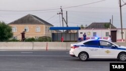Полицейские патрулируют улицу. В Дагестане усилили меры безопасности из-за перестрелок в Махачкале и Дербенте