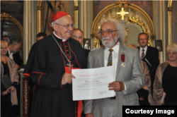 Михайло Рамач після отримання спеціальної нагороди від папи Римського Франциска, переданої через одного з кардиналів