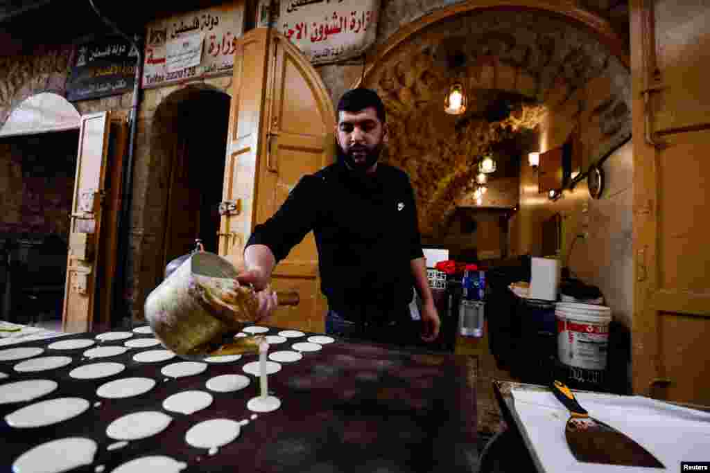 Përgatitja e ëmbëlsirave në një dyqan palestinez para Ramazanit në Hebron, në Bregun Perëndimor të pushtuar nga Izraeli.