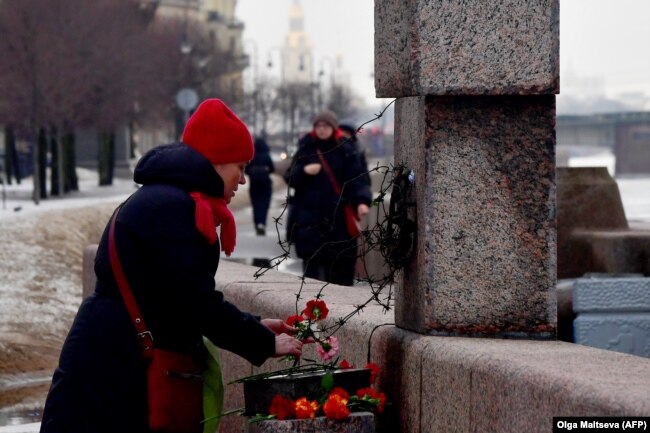У памятника жертвам политических репрессий в Санкт-Петербурге, 17 февраля 2024 года