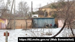 Затопленный населенный пункт в Крыму во время шторма 26 ноября 2023 года
