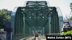 Személyvonat a tiszaugi vasúti Tisza-hídon 2023. július 28-án