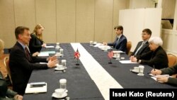 Ministarka finansija SAD Dženet Jelen razgovara sa britanskim ministrom finansija Džeremijem Hantom na marginama sastanka ministara finansija i guvernera centralnih banaka G7, u Nigati, Japan, 13. maj 2023. 