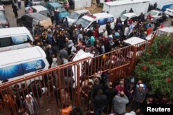 Transport tijela ubijenih Palestinaca na sahranu u Kan Junisu