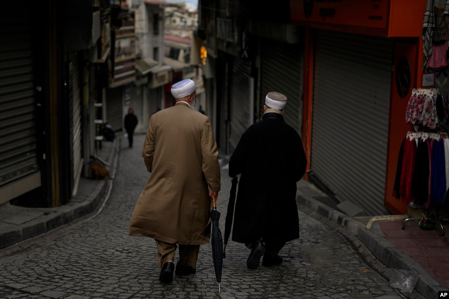 Dy burra duke ecur përgjatë një rruge me kalldrëm pranë xhamisë Sulltan Ahmeti në Stamboll, të mërkurën, 20 mars 2024.