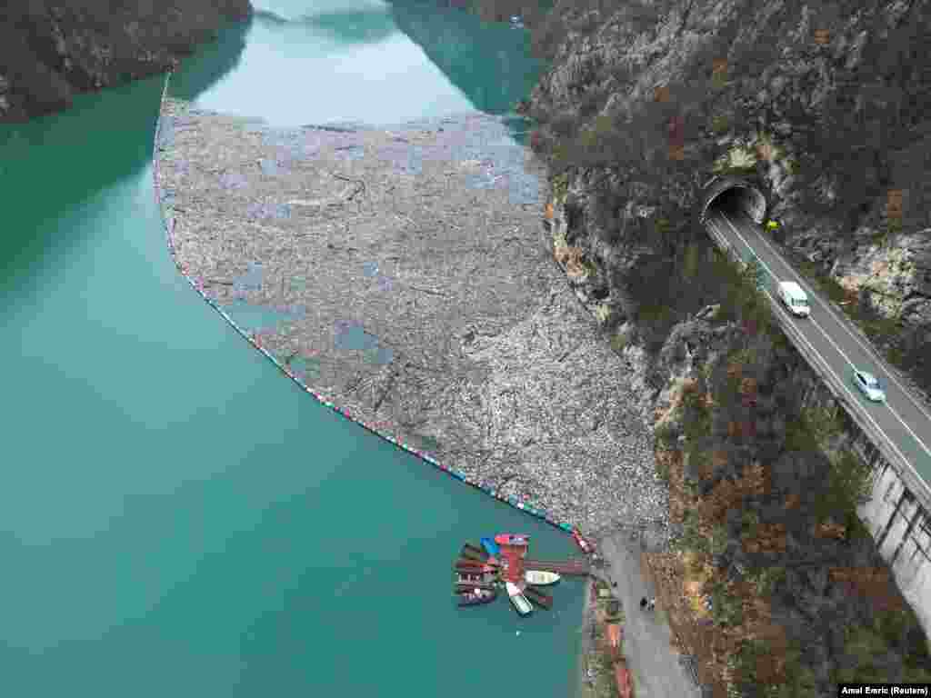 O vedere de sus a tonelor de deșeuri, inclusiv sticle de plastic, anvelope uzate și deșeuri neorganice, plutind pe râul Drina din Visegrad, Bosnia-Herțegovina.