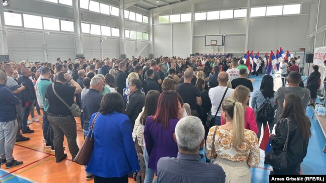Zaposleni u javnim ustanovama i preduzećima, lokalne i entitetske pristalice Dodikovog SNSD-a uoči odlaska iz Doboja u Beograd.