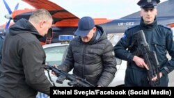 Міністр внутрішніх справ Косова Джелал Свекла (в центрі) оглядає гвинтівки, якими Приштина озброює поліцію