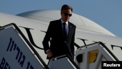 Secretarul de stat amrican Antony Blinken, în drum spre o întâlnire la Ramallah cu președintele palestinian Mahmoud Abbas, pe fondul războiului dintre Israel și gruparea islamistă palestiniană Hamas. Aeroportul Internațional Ben Gurion din Tel Aviv, Israel, 5 noiembrie 2023.