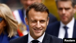 Francuski predsednik Emanuel Makron nakon glasanja u drugom krugu prevremenih parlamentarnih izbora u Francuskoj, na biračkom mestu u Le Toukuet-Pariz-Plage, Francuska, 7. jula 2024.