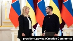 В Офісі президента не уточнюють, чи обговорювали сторони недавню заяву міністра оборони Словаччини про припинення військової допомоги Україні зі словацьких запасів.