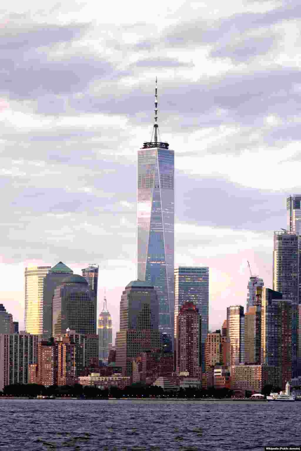 Șase clădiri, memorialul și muzeul 9/11, un centru comercial, un nod de transport, o parcare, un parc, o biserică și un loc de spectacole vor ocupa în cele din urmă noul World Trade Center. Lucrările nu au fost terminate încă la toate clădirile complexului care înlocuiește turnurile gemene.